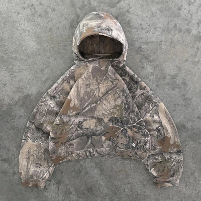 O MOLETOM COM CAPUZ CAMUFLADO